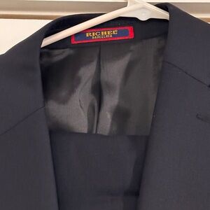 Men's Navy 2 piece suit.